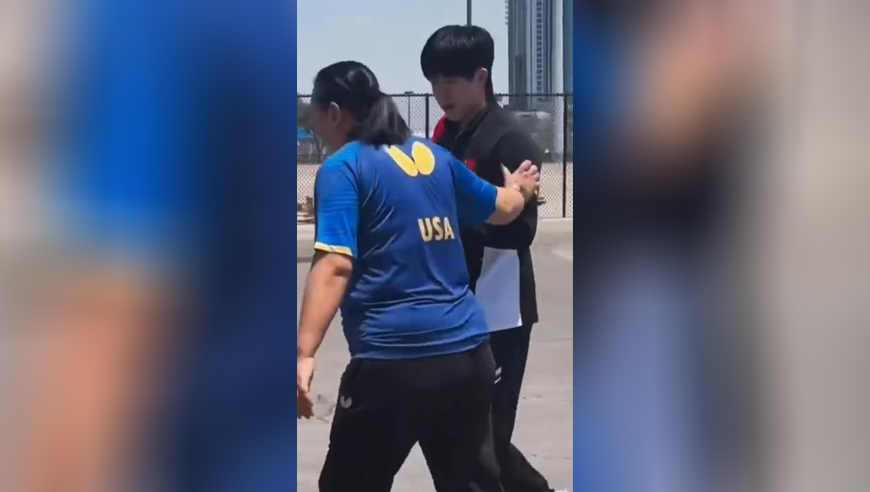 王楚钦被美国队教练薅着去上厕所，暖心给小球迷签名
