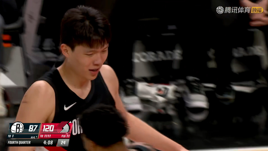帅气！杨瀚森篮下转身强硬2+1得手 队友们兴奋庆祝