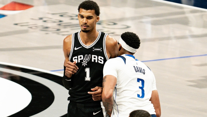 年薪5413万，又一次受伤倒下！NBA最脆弱的超巨，真该考虑退役了