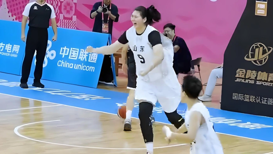 上场 | 连续两场百发百中，女篮正赛历史第一扣，张子宇征服裁判