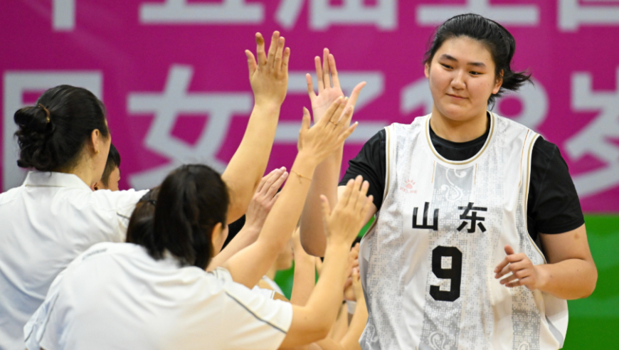 烫手山芋？2米26“女姚明”无球可打，宫鲁鸣力挺难挡现实残酷