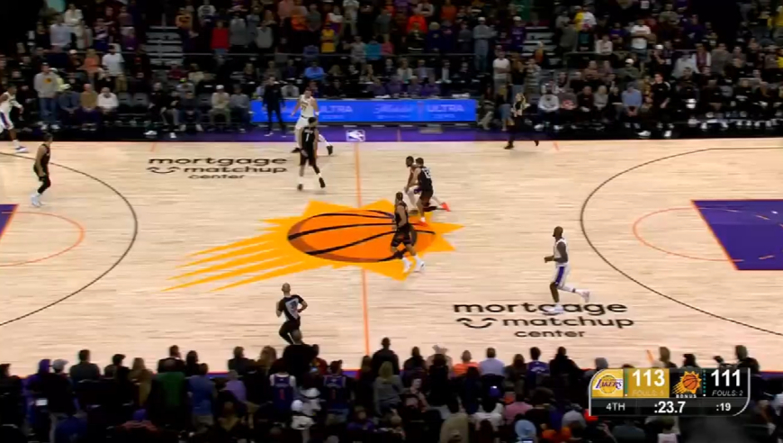 太刺激！还原詹姆斯最后3秒关键罚球+逆天大帽绝杀太阳，湖人全队沸腾