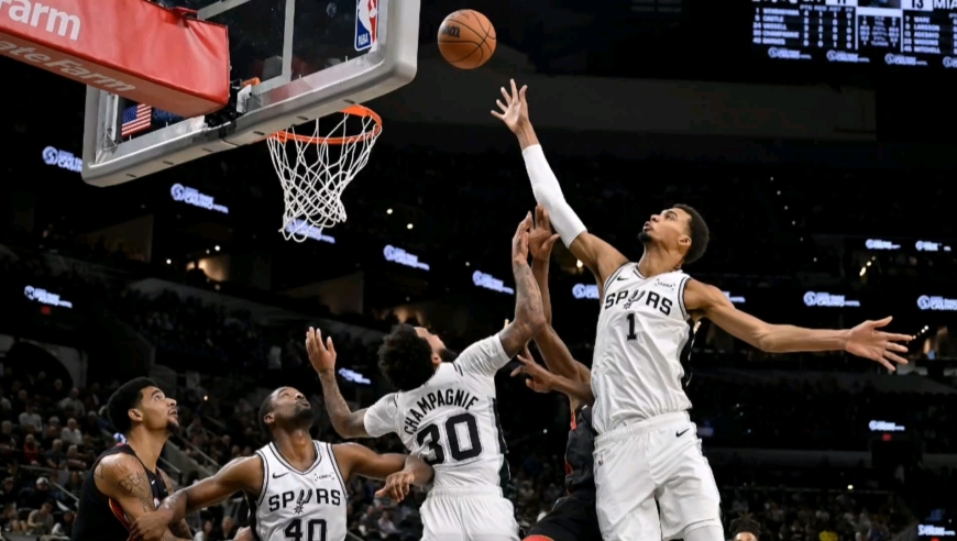 这还是人类吗？文班亚马狂轰27+18+5帽统治比赛，全场沸腾