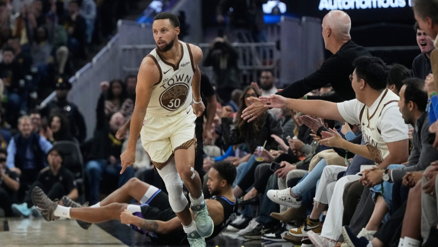 Top时刻 | 勇士爵士五佳球：库里神仙抛投 单点秀晕李凯尔