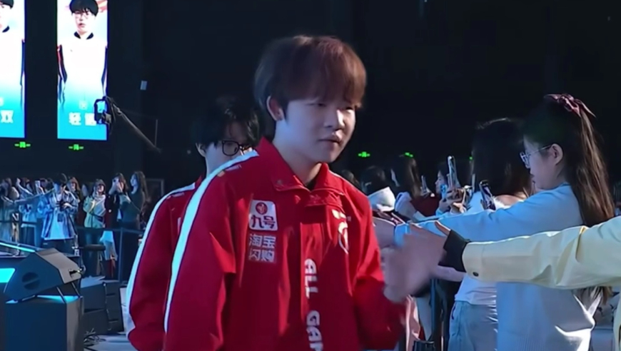 AG这个年怕是很难过得完全开心了，搞不好要去打AB组卡位赛，乃至无缘常规赛第3轮！