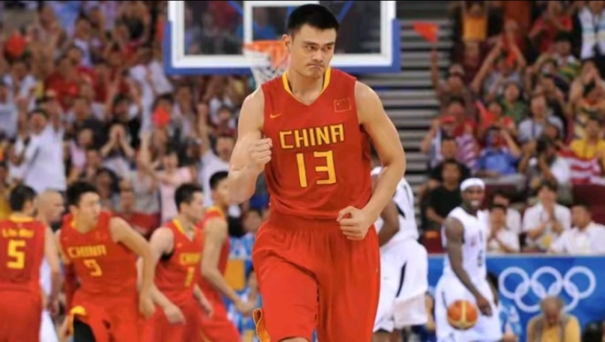 这就叫实力！姚明国家队生涯历年经典扣篮，梦之队也要成为背景板