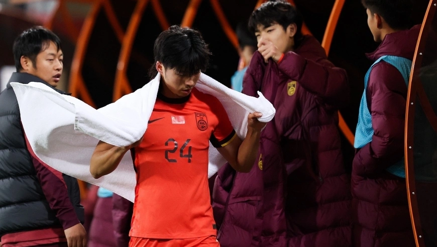 中国足球罪人！毫无羞耻心+荣誉感，美甲哥不配进国足，必须公开道歉