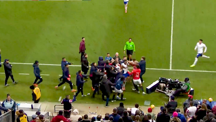 不服就干！巴拉圭队长争抢皮球锁脖对手引大规模冲突，双方一团混战友谊赛成友尽赛