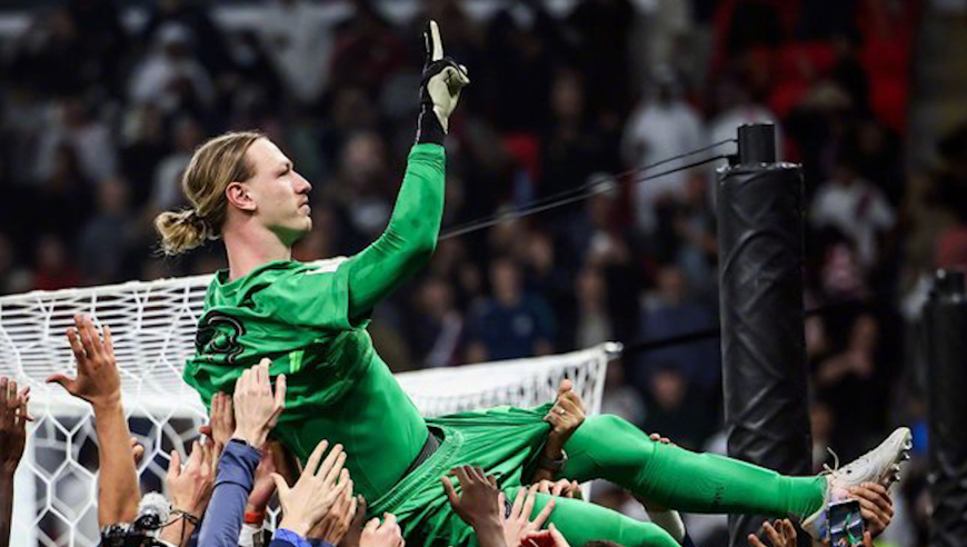 前无古人！巴黎门将萨福诺夫点球5扑4一战成名，助球队加冕六冠王赛后被队友高高抛起