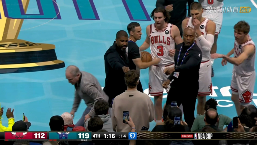 比较罕见！吉迪场边发球时遭遇身后球迷谩骂 裁判直接将后者驱逐