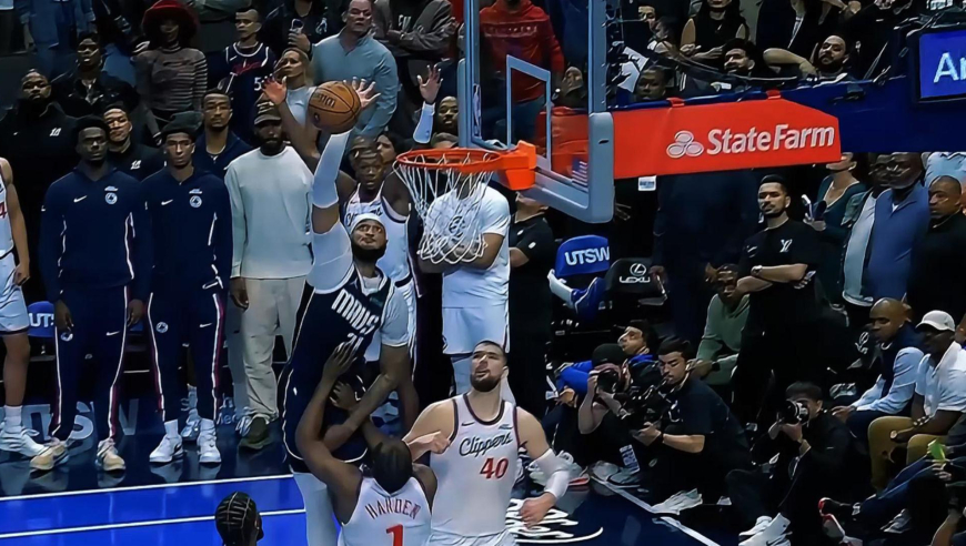 夸张到离谱！哈登加时赛生死时刻打2+1绝杀 裁判回看后认定无效