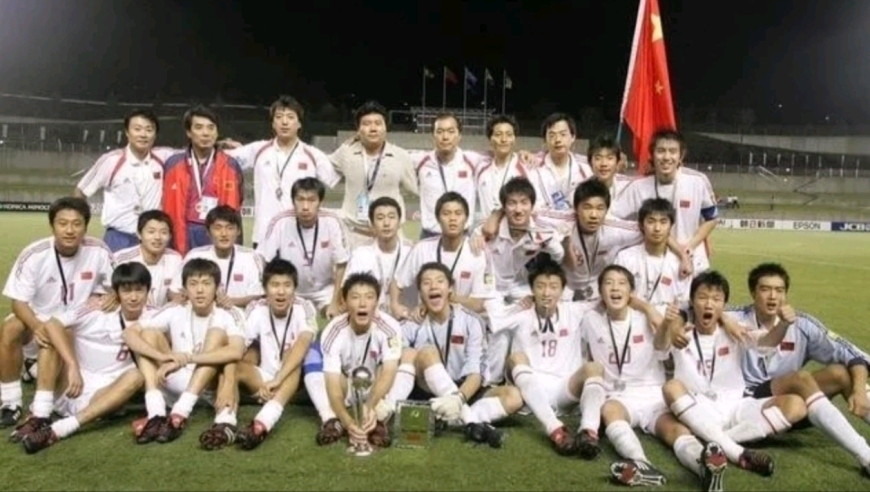 决赛85分钟绝杀！中国男足21年前神奇拿到亚洲冠军，王大雷当选MVP！