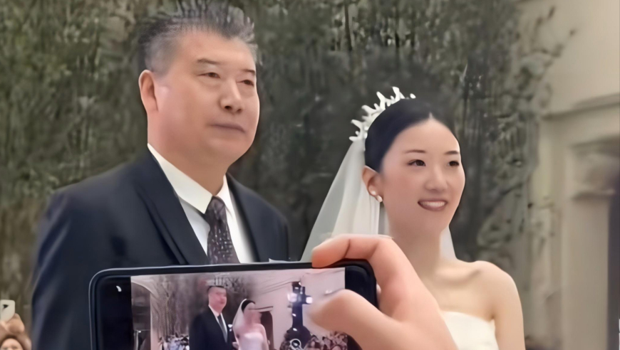 国乒总教练女儿大婚！王楠在台下感动流泪，爱徒张怡宁也到场祝贺