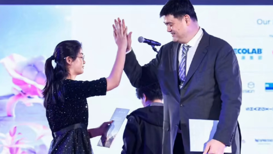 姚明带女儿参加晚宴，15岁姚沁蕾身高近2米，在宴会上给爸爸当翻译