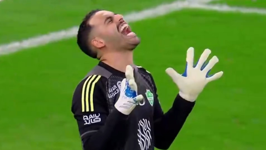 卡里乌斯附体！慢镜看吉达国民门将超巨失误，黄油手下蛋白送胜利进球