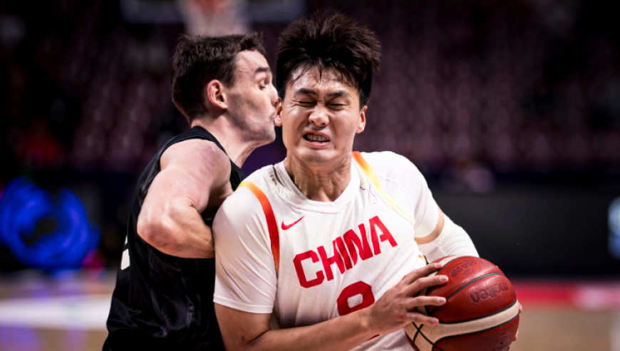 中国男篮半场仅领先2分：胡明轩10分复苏 赵睿8分膝盖受伤
