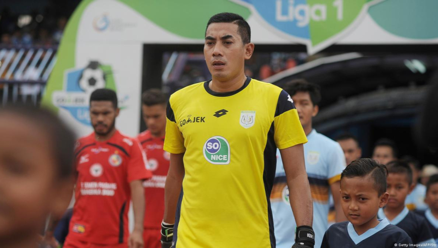 离谱到家！印尼联赛惊现门将助攻对手破门，后者轻松顶入空门