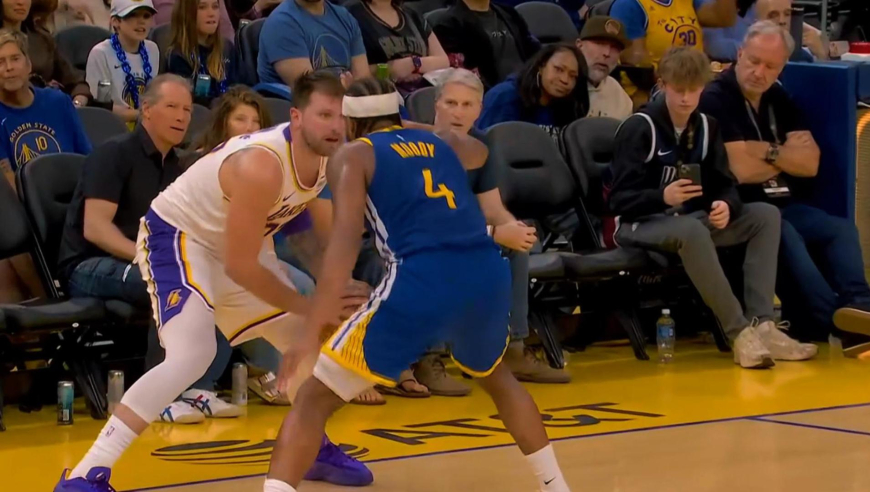 贪吃蛇打法！湖人东契奇半场归来三分成串 四分钟时间投进四记三分