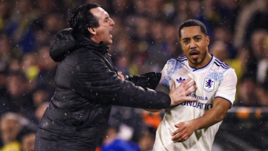 &ldquo;你是我儿子&rdquo; 争议一幕：54岁英超名帅怒推球员+拒拥抱 后者尴尬