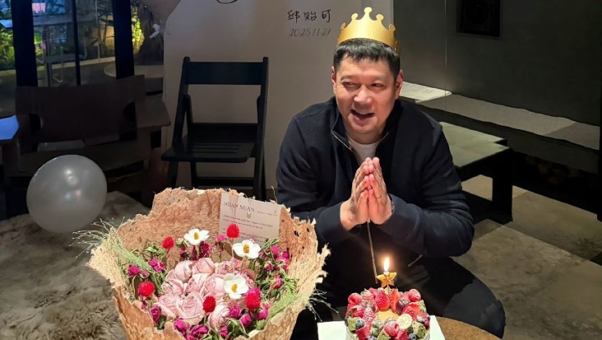 国乒两大世界冠军给恩师庆生：邱贻可许愿，晒女儿与孙颖莎合照