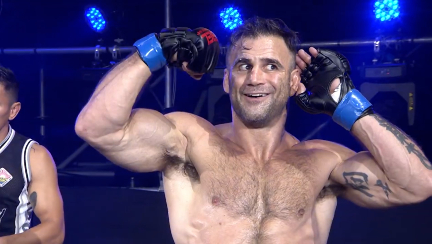 美国混蛋不尊重中国女性，山东硬汉冲上擂台暴揍，险将其活活勒死