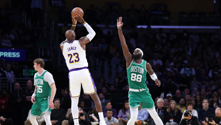 达成生涯43000分里程碑！詹姆斯20+5集锦：21中9提前认输