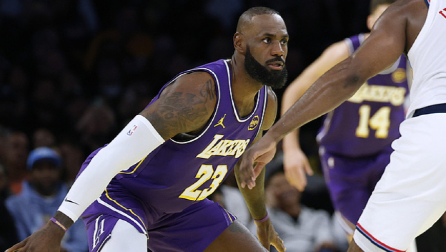 迎战浓眉！40岁詹姆斯提前4个多小时入场：满脸严肃剑指6连胜