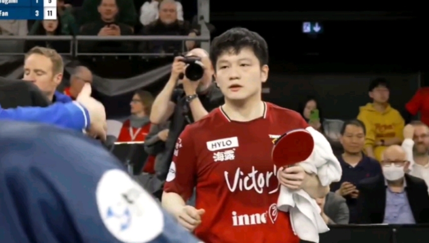 太强了！回顾樊振东连胜户上隼辅三局得分全程 全场观众起立鼓掌欢呼