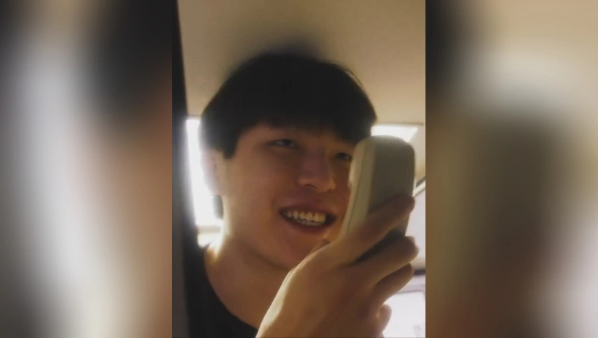 菜鸟职责！杨瀚森飞机上为副总经理唱生日歌：英文唱完唱中文