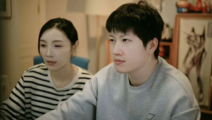 电竞一姐直播透露曾曝收入，被老板盯上差点签了卖身契！