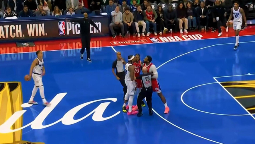 打起来了！魔术卡特与76人庄神争吵 萨格斯怒推庄神爆发集体冲突