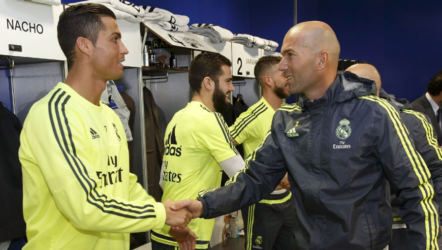 C罗笑脸相迎！当年齐达内气场全开镇住皇马更衣室，贝尔学生般局促