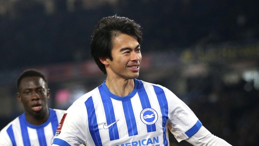 手持日本战犯照片！三笘薰拒绝道歉，布莱顿+英超辩称是失误，你信吗