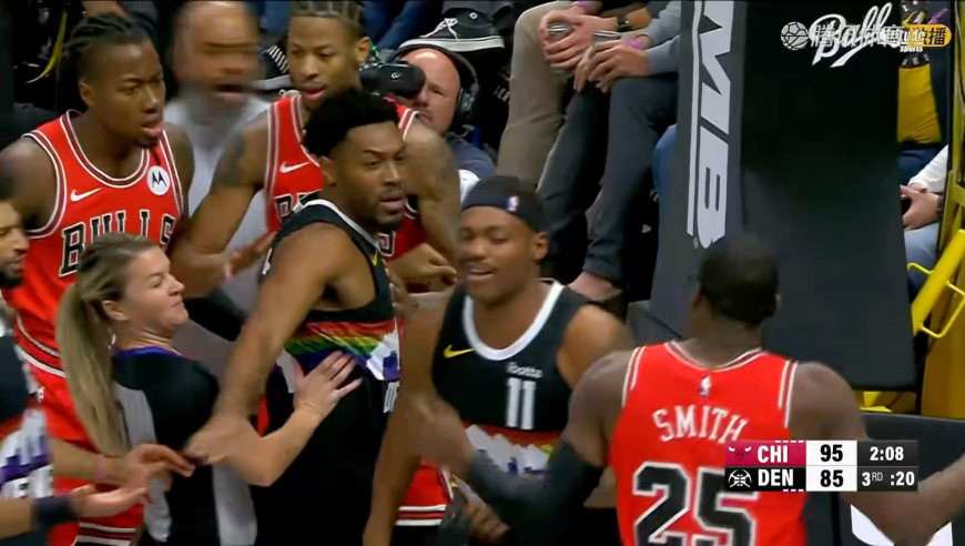 掘金公牛火爆冲突！小哈达威废人动作空中拉倒对手裁判吹一级恶意