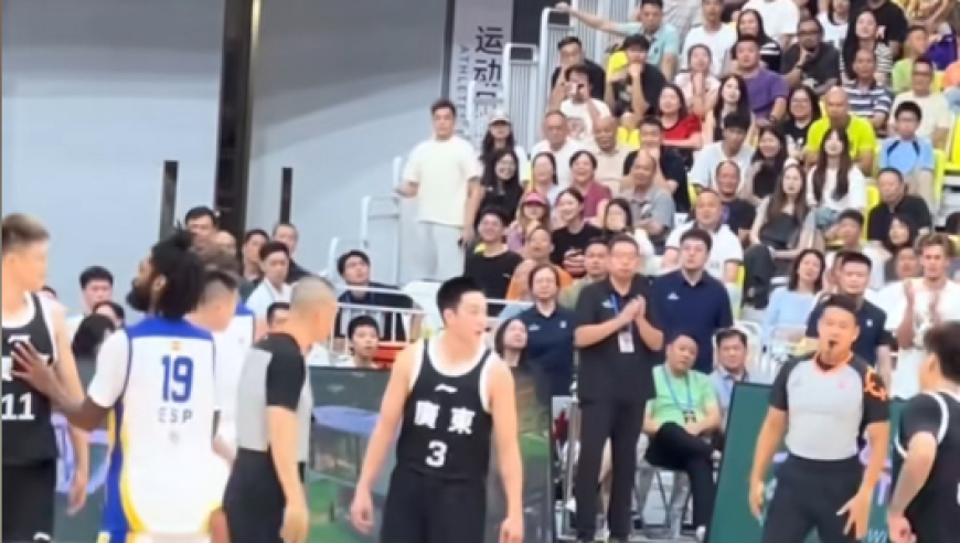 广东男篮热身赛火爆冲突：赵睿遭对手挑衅 周鹏挥拳动作击打对手倒地不起