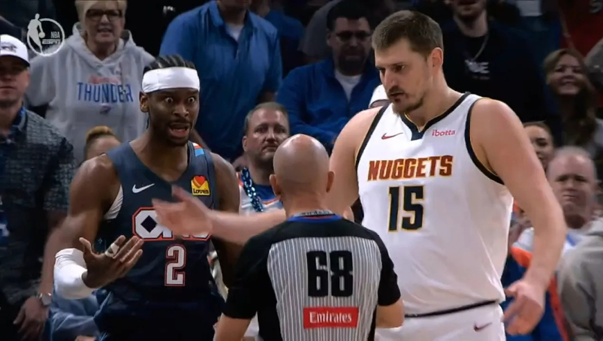 火药味！约基奇先推翻哈腾后对亚历山大犯规 后者用球砸约基奇吃技犯