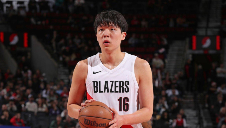 完美主场首秀！杨瀚森vs国王集锦：8中5砍16分4板3帽单节14分引爆全场