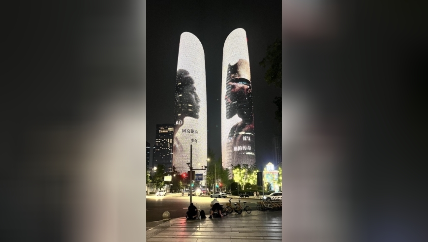 詹姆斯凌晨飞抵成都：大批球迷深夜守候 双子塔为其亮灯光秀排面拉满