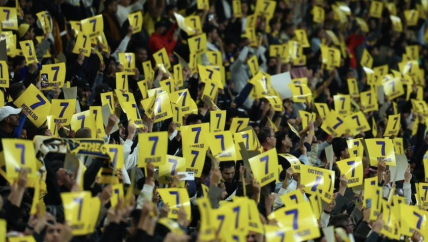 沙特震撼一幕！3万名球迷高举7号标牌：支持C罗罢赛 胜利官方表态