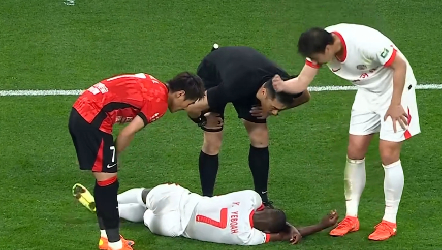 韦世豪解围顺势手打对手面部，裁判没出牌引球迷热议，是否构成出牌犯规见仁见智