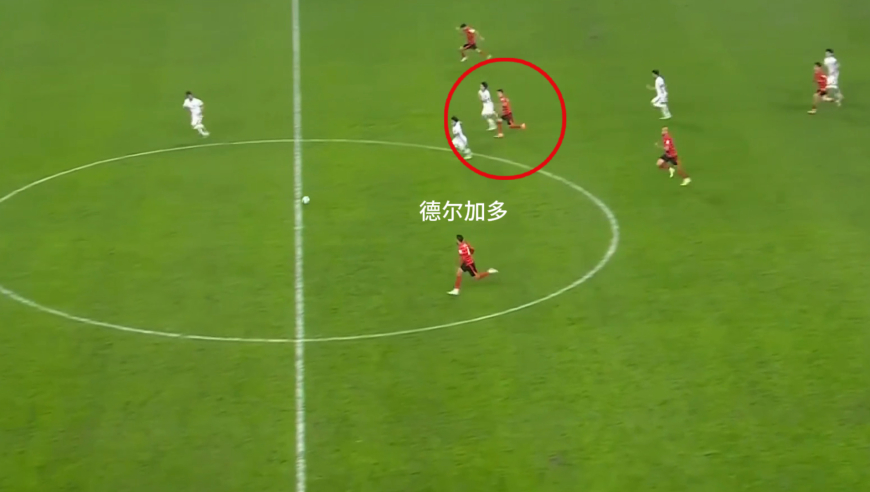 韦世豪角球解围策动反击一条龙，德尔加多犹豫不决失良机，接球失误坑队友染黄