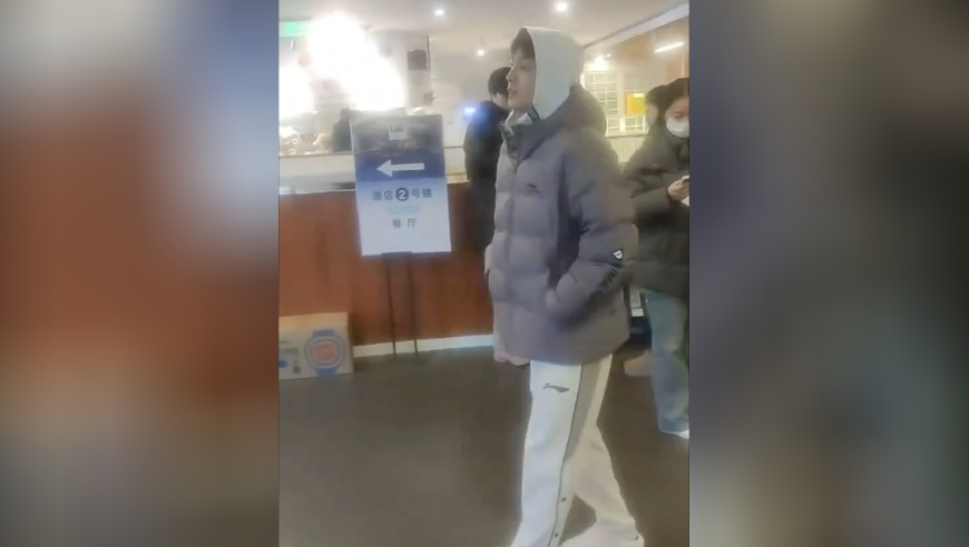 应该没有伤到骨头！徐杰前往医院治疗后 已经可以自己慢慢行走