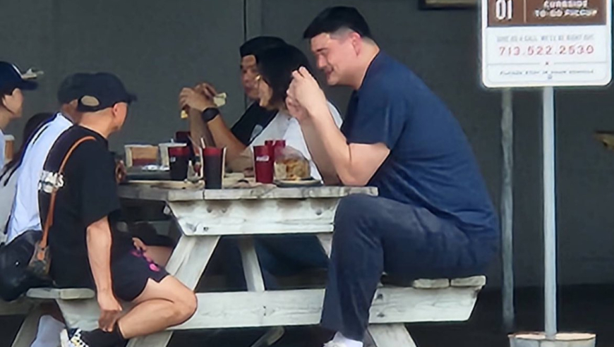 离开篮协精神不少！姚明近日现身休斯顿，火箭经理合影身高差距大