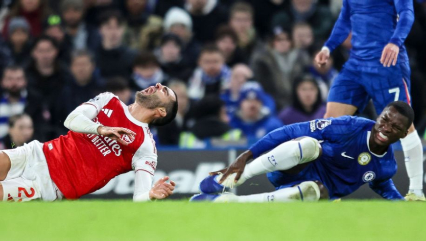 踢球还是踢人？阿森纳切尔西暴力犯规合集，脸被打肿+背后飞铲下黑脚