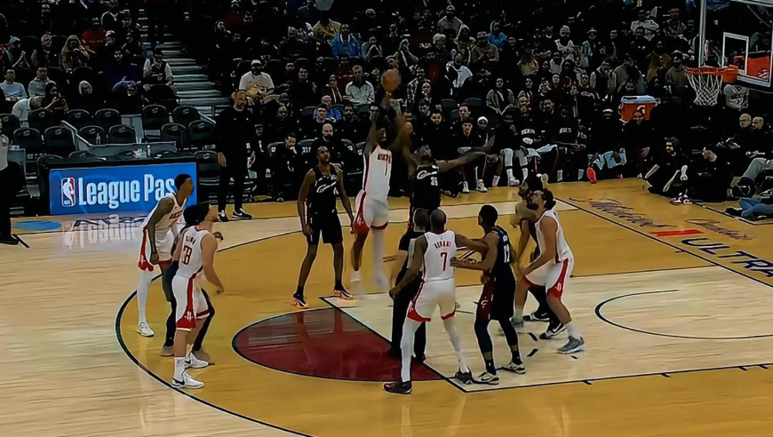 能投又能抢！火箭第三节连续冲抢前场篮板 杜兰特申京联手打停骑士