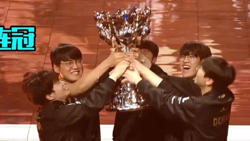 T1拿下史上首个3连冠，Faker成为6冠王！Uzi为FMVP Gumayusi颁奖