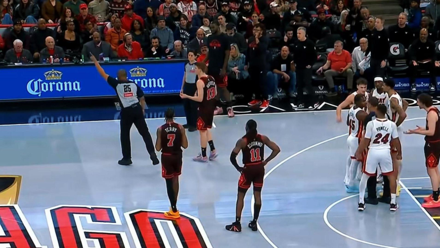 故意还是无意？公牛赫尔特被吹犯规后击飞篮球砸中裁判被驱逐出场