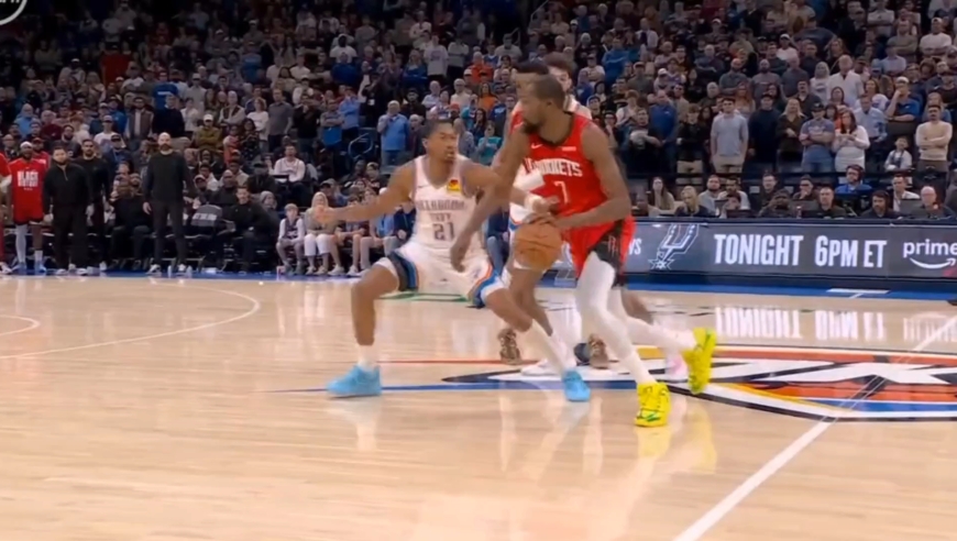 杜兰特关键中投和连续四罚帮助球队锁定胜局 回顾火箭对阵雷霆最后一刻