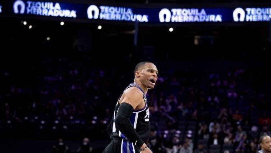 威少准三双一战超两大传奇，福克斯28+11，马刺送给国王6连败