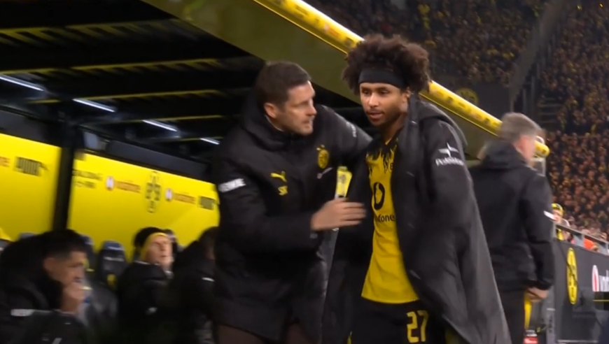 我行我素！多特悍将造险起冲突随即被换下，情绪爆发不满欲直接回更衣室被拦一脸怒气